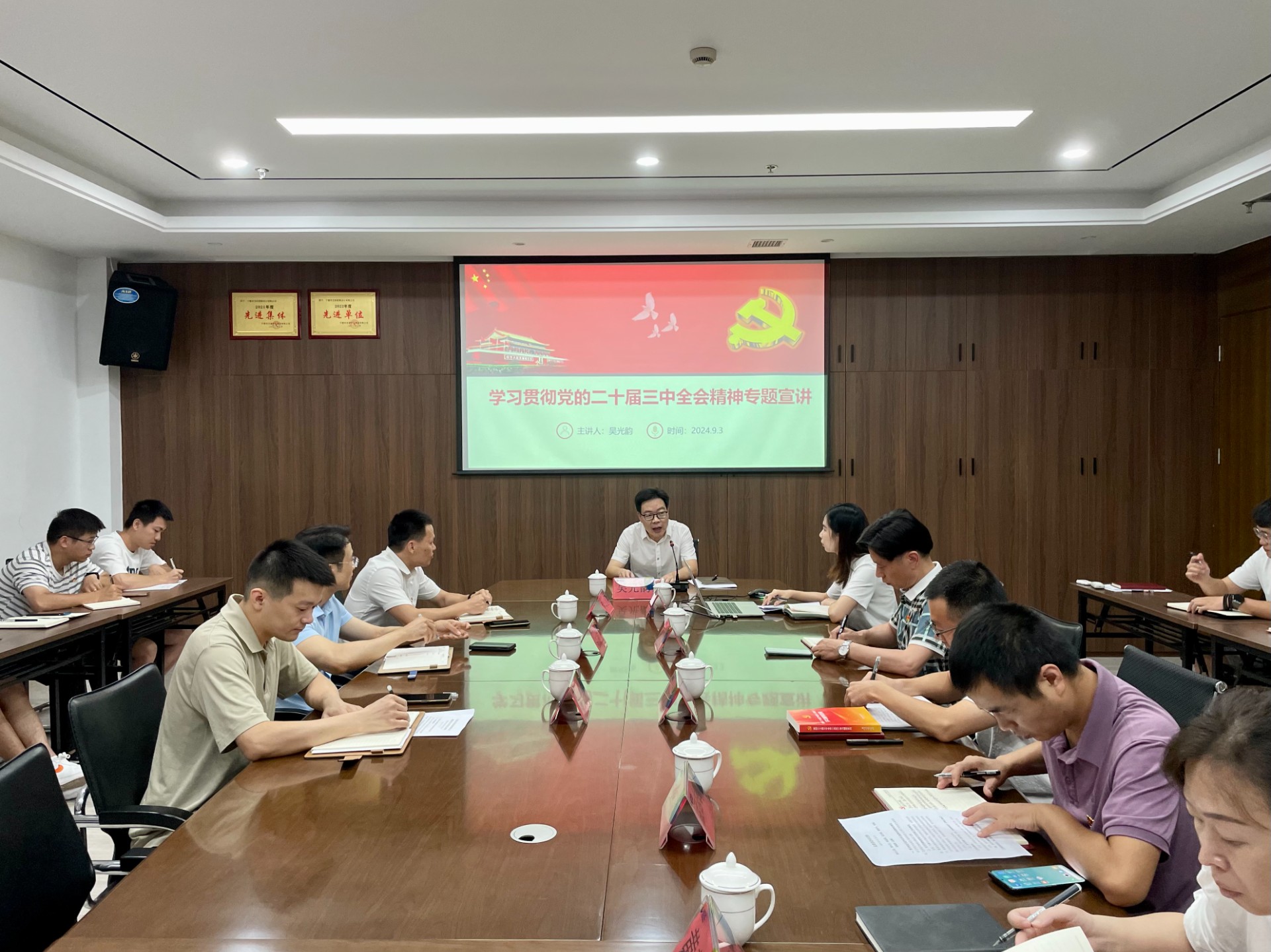 市交投集團(tuán)領(lǐng)導(dǎo)深入市交投物流集團(tuán)市交投勘察設(shè)計(jì)公司開展聯(lián)系點(diǎn)工作，葉嵐清拍攝1.jpg